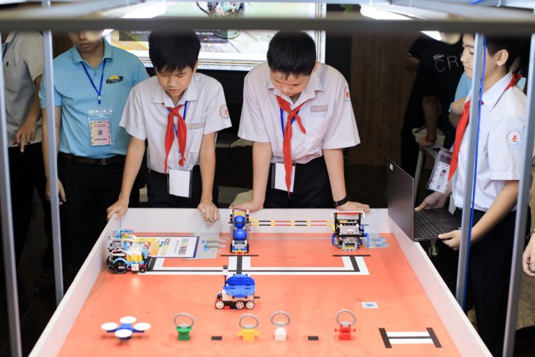 Học sinh lắp ráp Robot
