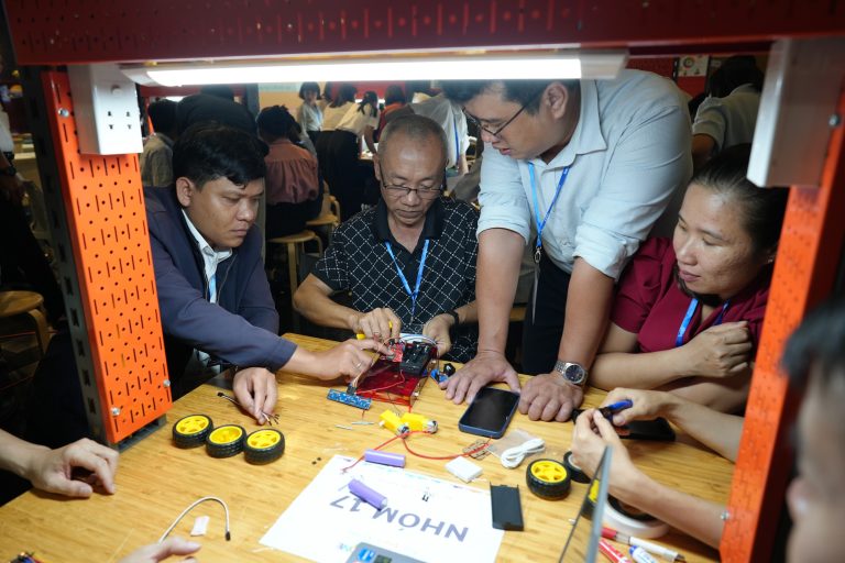 KHAI MẠC CHUỖI TẬP HUẤN STEM HƯỚNG NGHIỆP 2025: NÂNG CAO NĂNG LỰC CHO ĐỘI NGŨ GIÁO VIÊN NÒNG CỐT TỈNH GIA LAI