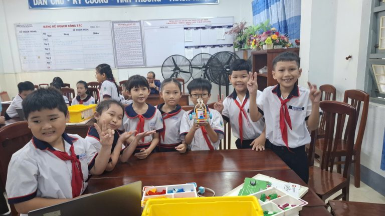 CHẠM TAY VÀO CÔNG NGHỆ – HỌC SINH 15 TRƯỜNG GIA LAI VỠ ÒA THÍCH THÚ VỚI TIẾT HỌC ROBOTICS